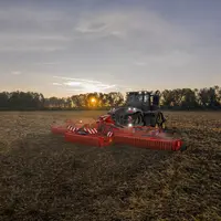 Herse rotative repliable en 3 parties Maschio Gaspardo Jumbo X en plein action dans une parcelle.