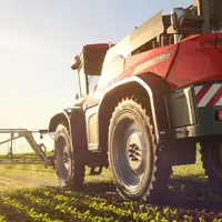 Pulvérisateur automoteur Artec F40 Evo équipé de pneus Vredestein Traxion CropCare, en train de pulvériser un champ au lever o