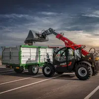Chariot télescopique Case IH Farmift 626 chargeant de la matière dans une remorque à un essieu.