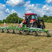 La nouvelle faneuse portée PWP 900 de Pronar travaille sur une largeur de 9 m.