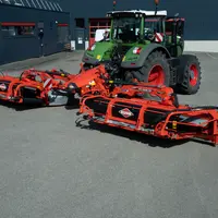 Groupe de fauche Kuhn FC 9830 RA avec tapis groupeur sur tracteur Fendt