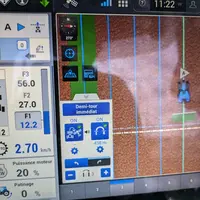 Vue de l'écran de la console Yrimble dans la cabine du tracteur New Holland T7.275 HD de Gilles Heluard, agriculteur à Pl