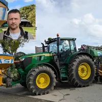 Tracteur John Deere 6R 195 avec combiné de semis Alpego avec trémie frontale