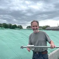 Charles Rémy, agriculteur dans la Sarthe, devant son tas d'ensilage couvert avec le système de bâchage par filets Silage Safe de CBS Béton