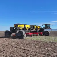 Le porte outil autonome NeXaT avec le cultivateur Väderstad Cultus HD