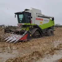 Moissoneuse batteuse Claas à la récolte de maïs dans des conditions très humides
