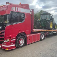 Camion Scania avec semi-remorque porte-char de la société Pierre Leloup avec tracteur John Deere