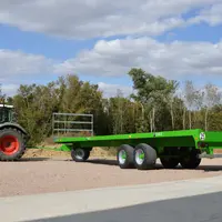 Tracteur Fendt avec plateau fourrager Ponge équipé du freinage hydraulique à simple ligne et homologué à 25 km/h.