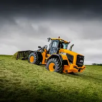 Arochargeuse JCB 435S sur le tas d'ensilage.