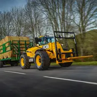 Chariot télescopique JCB 538-60 AgriPro sur la route.