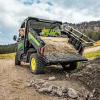SSV John Deere Gator XUV 875 M déchargeant sa benne.