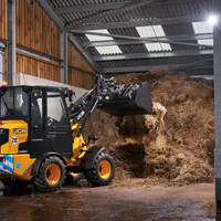 Valet de ferme électrique JCB 403E Cab,au chargement du fumier.