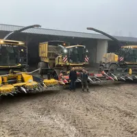 Ensileuse à trémie Racine L’Articulée 2025 MR entourée des ensileuses New Holland FR550 et FR9060 de l'ETA - TP Girault</