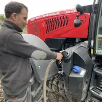 Agriculteur remplissant le réservoir de GNR de son tracteur.