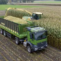 Semi-remorque Krone GX 520 AgriLiner à l'ensilage de maïs avec une ensileuse Krone