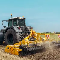 Fraise rotative Tyson d'Alpego au travail avec tracteur Fendt