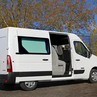 Camionnette trasnportant des passagers Nissan porte ouverte