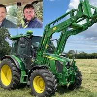 Tracteur John Deere 5130M au champ avec chargeur frontal et broyeur