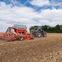 Semoir traîné Kuhn Espro 1002 attelé à un tracteur Massey Ferguson