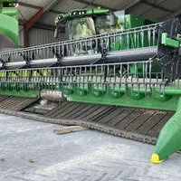 Adrien Bury, inspecteur technique récolte chez John Deere, et moissonneuse batteuse John Deere avec couple flexible Draper</em