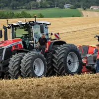 Tracteur Massey Ferguson MF 9S.425 jumelé auquel on fait le plein de GNR.