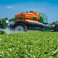 Pulvérisateur traîné Amazone UX 5201 Super au champ traitant des betteraves.