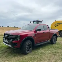 Ford Ranger Wildtrak X sur des chaumes d'orge avec presse New Holland Pro-Belt et tracteur New Holland T7.210
