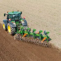 Charrue Amazone équipé d'un rouleau tasseur attelé à un tracteur John Deere
