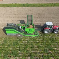 Arracheuse de pommes de terre AVR Spirit 9200 i derrière un tracteur Massey Ferguson
