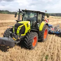 Tracteur Claas Arion 570 CMatic au champ avec un outil de travail du sol