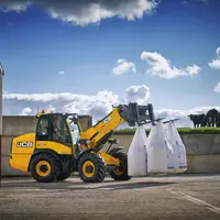 chargeuse télescopique articulée JCB TM280 portant deux bigbag.