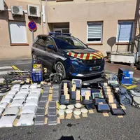 GPS agricoles récupérés auprès de voleurs étalés devant une voiture de la gendarmerie nationale.