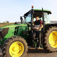 Denis Damestoy (Pyrénées-Atlantiques) note ses heures d'utilisation du tracteur John Deere 6100M , en vue des comptes ann