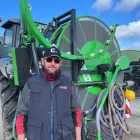<em class="placeholder">Nicolas Guillou devant le nettoyeur de drains Sieger Drain-Jet WR de la Cuma vendéenne Inter-Rives </em>