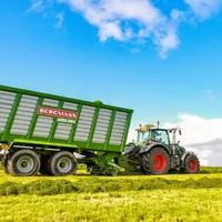 Remorque autochargeuse Bergmann dans un champ avec tracteur Fendt