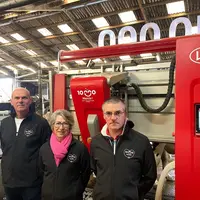 <em class="placeholder">Dominique Guimené, Marie-Pierre Guimené et Régis Monnier, associés du Gaec des Gressets (Morbihan) devant leur robot de traite