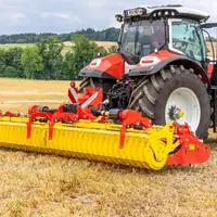 Herse rotative Pöttinger Lion V attelée à un tracteur Steyr