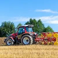 Charrue Pöttinger Servo 2000 derrière un tracteur Lindner Lintrac