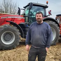 Florent Guilloteau (Loiret) devant un tracteur Massey Ferguson de la société en nom collectif