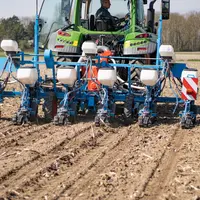 Semoir monograine six rangs de chez Monosem modernisé avec des composants Precision Planting au travail.