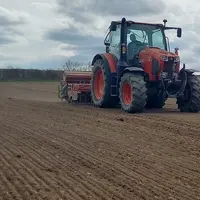 Semis de prairie avec semoir en lignes Nodet Gougis et tracteur Kubota