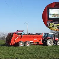Épandeur à fumier Buchet attelé à un tracteur Massey Ferguson