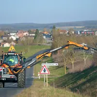 Épareuse Noremat Delta T97 attelée sur un tracteur Valtra