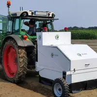 Désherbeuse au laser Escarda Technologies derrière un tracteur Fendt.