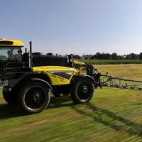 Pulvérisateur automoteur Arland GR au travail