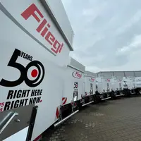 Bennes Fliegl estamipllées pour le jubilé d'or.