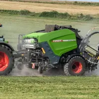 Presse enrubanneuse Rotana Combi au champ avec un tracteur Fendt