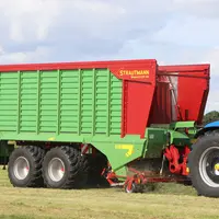 Remorque autochargeuse Strautmann Magnon 9-370 DO dans un champ avec tracteur New Holland
