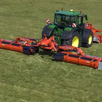 Tracteur John Deere avec faucheuse à disques Kuhn GMD 9530 RV dotée d’un groupeur à vis