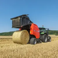 Presse à balles rondes à chambre variable Kuhn VB 3200 déchargeant une balle de paille.